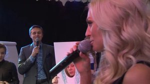 Ведущий Антон Михайленко и певица Саша Савельева.