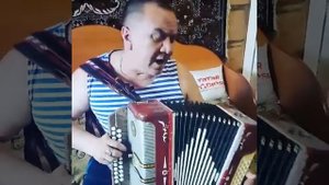 Татарин играет на баяне и красиво поет