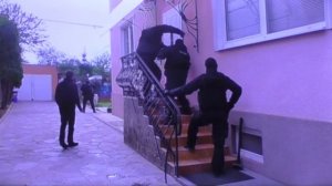 ПРОНИКНОВЕНИЕ РАБОТНИКОВ ПОЛИЦИИ В ДОМ ШАБАТОВОЙ ПРИ ПРОВЕДЕНИИ ОБЫСКА, ВЗЛОМАЛИ ДВЕРИ, РАЗБИЛИ ОКН