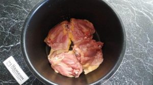 Тушеные куриные бедра с луком и морковью в мультиварке