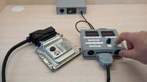 Стенд для проверки ЭБУ автомобилей на столе.