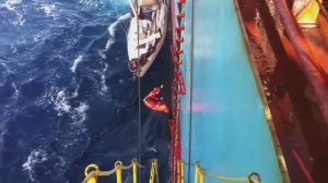 Спасательные операции - Подъем человека с яхты на борт парохода по шторм-трапу