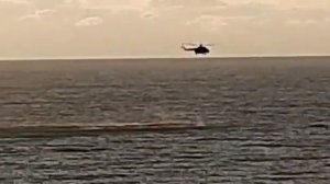 ЧТО ТАМ СЛУЧИЛОСЬ??? Почему вертолёт зависает над одном месте в море ?