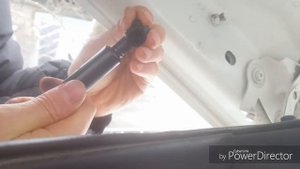 Замена амортизаторов капота Range Rover