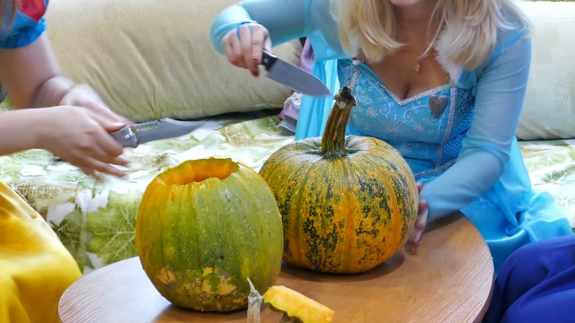 Анна и сюрприз от Джокера. Смешные видео о супергероях! смотреть онлайн