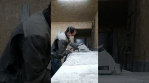 Изготовление выреза в столешнице из кварцевого агломерата для мойки подстольного монтажа.