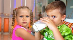 Roma and Diana Pretend Play with Cleaning Toys! Kids helps Mommy!