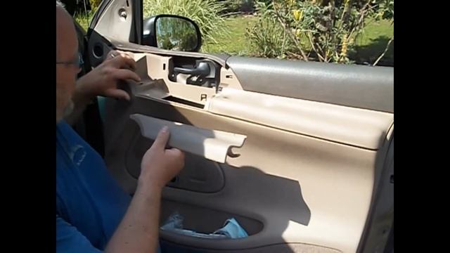 Fixing outside door handle and taillight on a 1995 Ford Windstar Ep30 смотреть онлайн