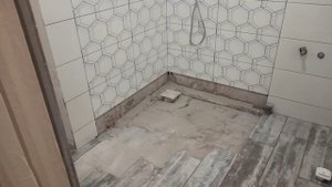 Ванная комната 1.80х1.55 с душевым угловым ограждением 90х90 , трап  #денремстрой