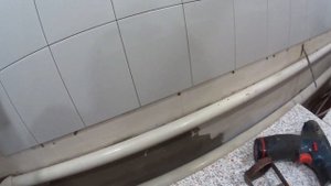 Укладка фартука (экрана) на жидкие гвозди , в кухне за 11 мин!!! Из бюджетной плитки!