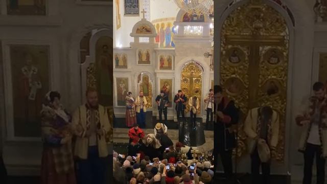 Новая церковь в незалежной  ПЦУ  На алтаре ряженые