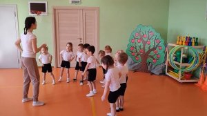 Видео показ спортивное развлечение во второй младшей группе "На помощь Мишке"
