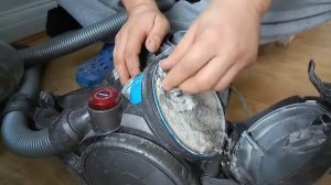 Dyson DC19 T2 Animal vacuum cleaner filter cleaning