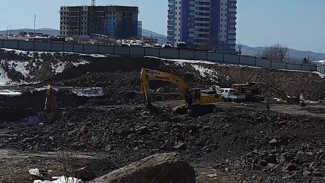 Процесс разработки котлована экскаваторами с гидромолотом.