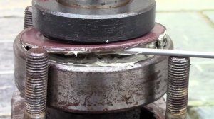 Замена смазки в подшипнике полуоси после глубоких бродов.