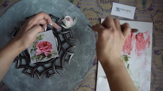 Декор зеркала цветами из штукатурки