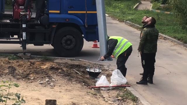 Монтаж столба освещения по программе «Светлый двор» в пгт Малаховка