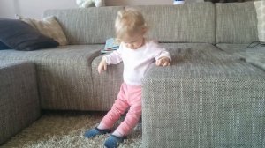 Эмили засыпает стоя у дивана, 13 месяцев