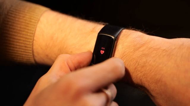 Test: Fitbit Charge 5 Fitnesstracker - Sportlich ins neue Jahr 2022 смотреть онлайн