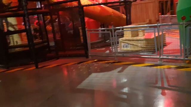 Warner Bros. World Abu Dhabi Complete Tour & Review - Theme Park - Yas Island (4K) смотреть онлайн