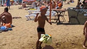 Вот так отжигают дети на пляже!