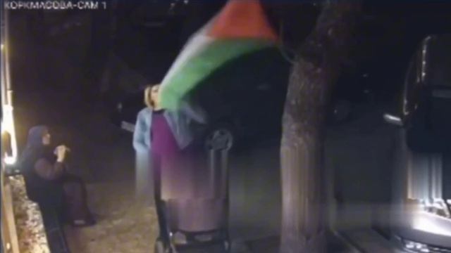 ? 2 ноября в Махачкале на ул.Коркмасова у входа в шоурум «Е89» женщина сорвала никому не мешающий смотреть онлайн