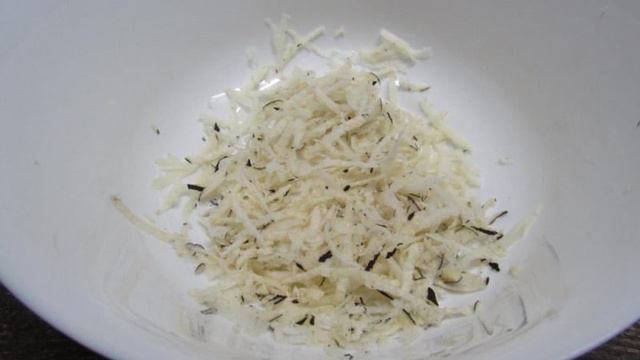 Салат из редьки с грибами и яйцом