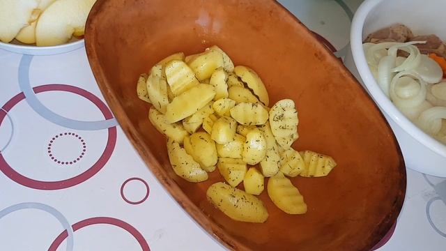 Курица с картофелем и яблоками, запеченная в духовке в глиняной посуде. смотреть онлайн
