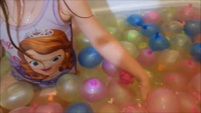 ВАННА из 100 ВОДЯНЫХ БОМБОЧЕК! смотреть онлайн