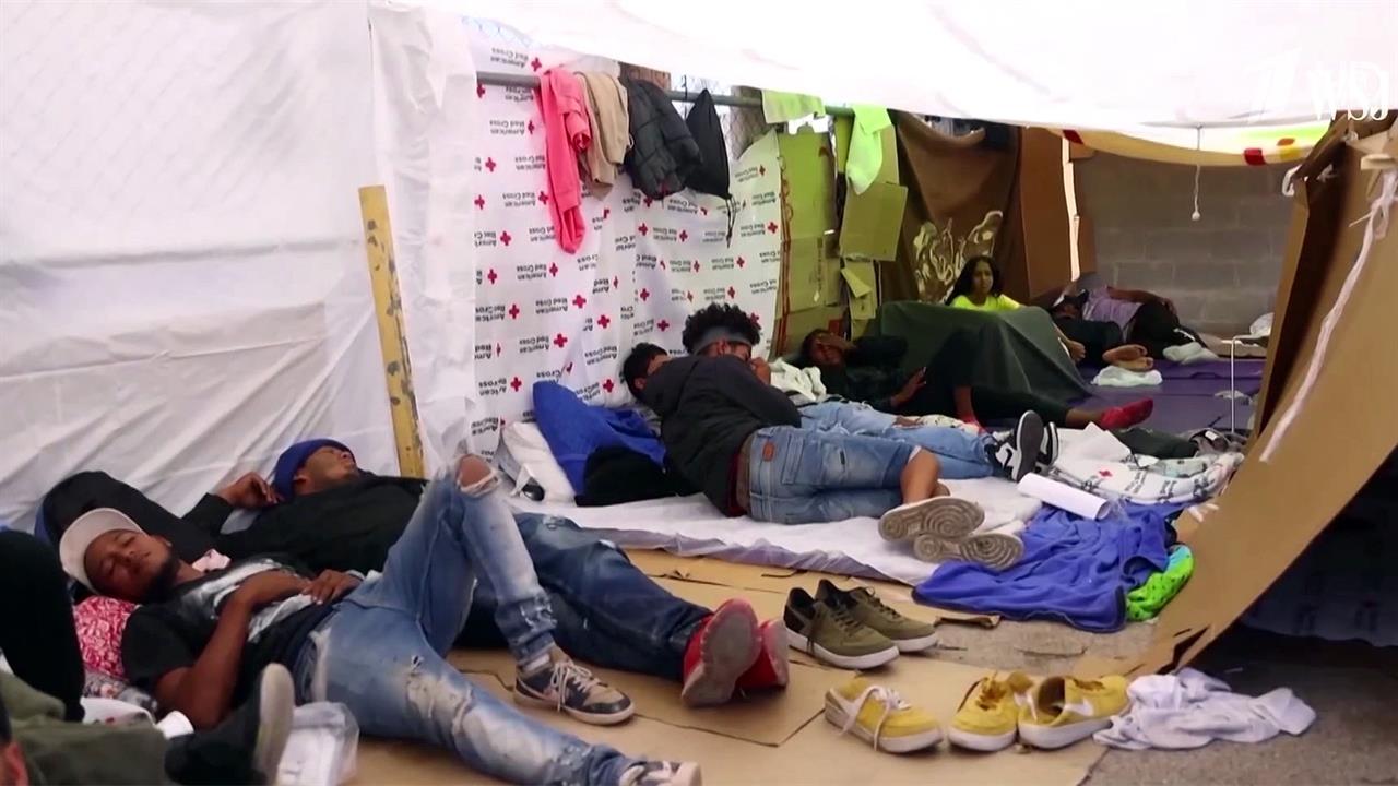 Со стороны Мексики сотни тысяч мигрантов ждут въезда в США