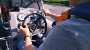 За рулем высокоскоростной моторной лодки.