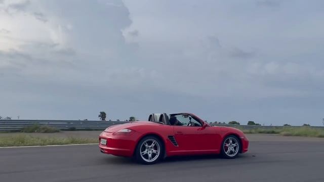 We bought a Porsche Boxster S and took it straight to a race track | Talking Cars | Malayalam Revie смотреть онлайн