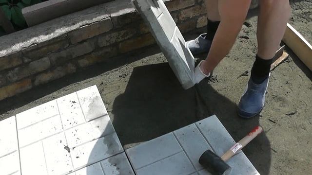 Укладка тротуарной плитки.