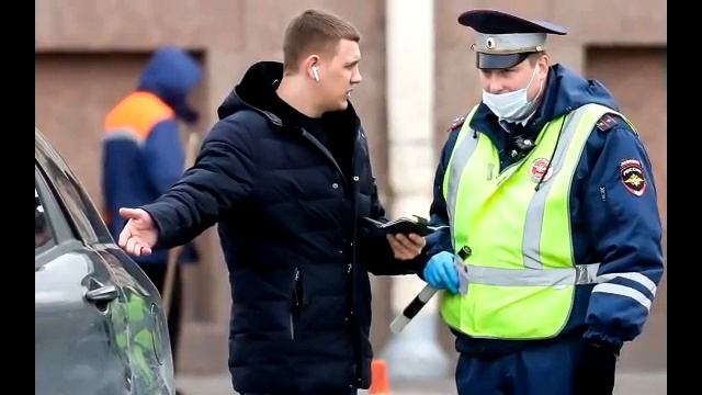 водитель разговаривает с инспектором ДПС