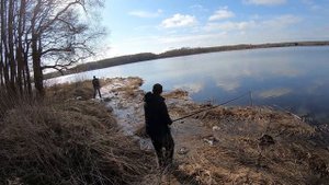 ЛОВИМ РЫБУ на ЗАБРОШЕННОМ ВОДОЕМЕ || ВЕСЕННИЙ выход РЫБАКОВ || ПРОБИРАЕМСЯ К РЕЧКЕ через ЛЕС