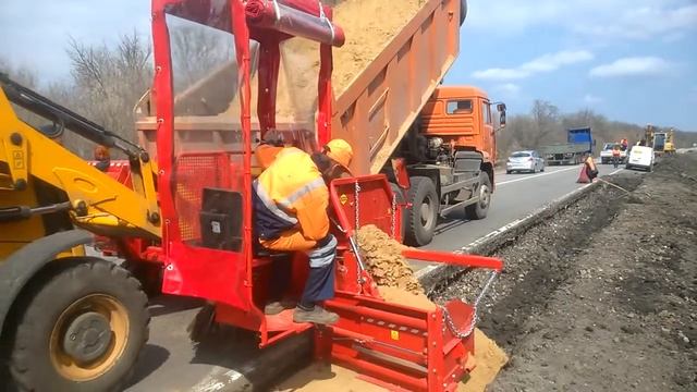 Отсыпка основания дороги при уширении машиной HYDROG DG1500 смотреть онлайн