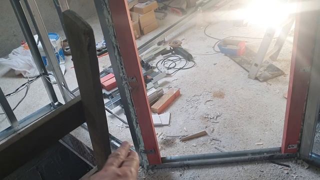 Дверь под углом | Глазки серуны, ручки делуны