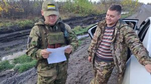 Боец в зоне СВО получает посылку и читает письмо Макс Ветер. 797 ДГВП