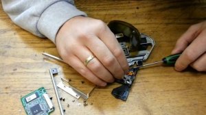 разбираем DVD привод от ноутбука.