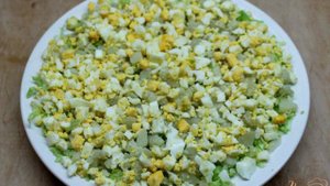Салат с печенью трески, кукурузой и пекинской капустой