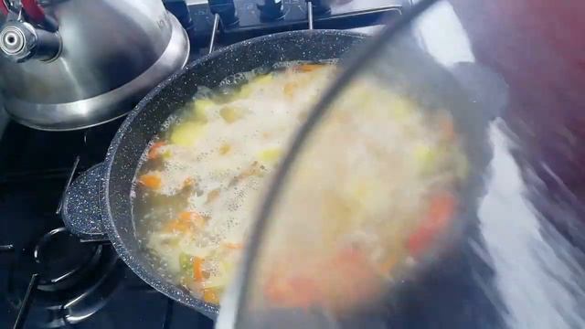 Супчик по деревенски со свиными ребрышками. смотреть онлайн