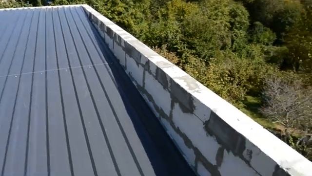 Крутим профнастил на односкатной кровле дома ХАЙТЭК.