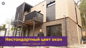 Необычная ламинация пластиковых окон и дверей в загородном доме.