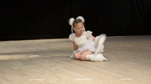 Танец "Я пушистый беленький котенок" Лана