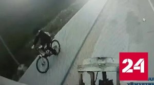 Момент наезда мусоровоза на велосипедиста в Удмуртии попал на видео - Россия 24