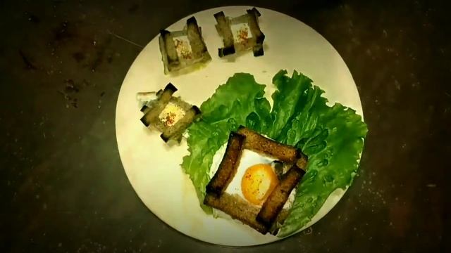 Яичница.  Яичница из перепелиных яиц с гренками?