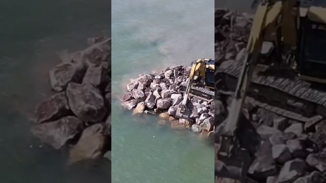 Amazing Excavator dropped a huge stone in the water #machine #heavyequipment #excavator #heavymetal