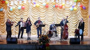 Камертон - Карі очі, чорні брови