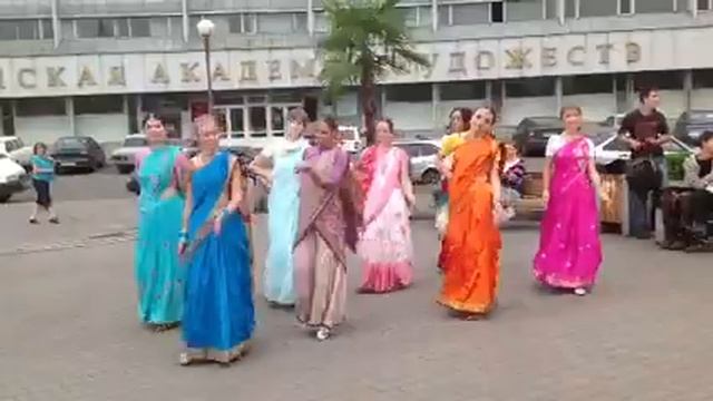 Пение мантр на Предмостной площади Красноярска смотреть онлайн