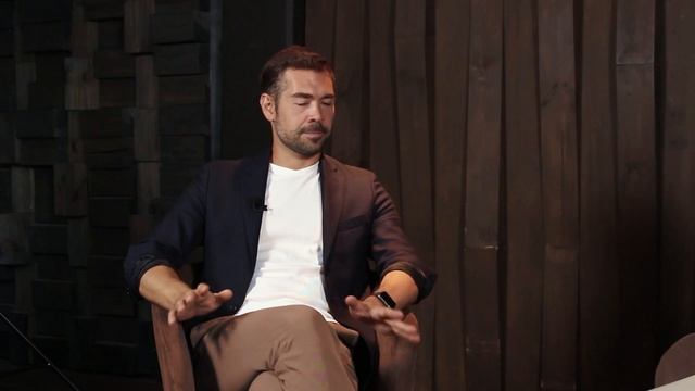 Аренда студии для съёмки интервью. Многокамерная видеосъёмка, два спикера в кадре.